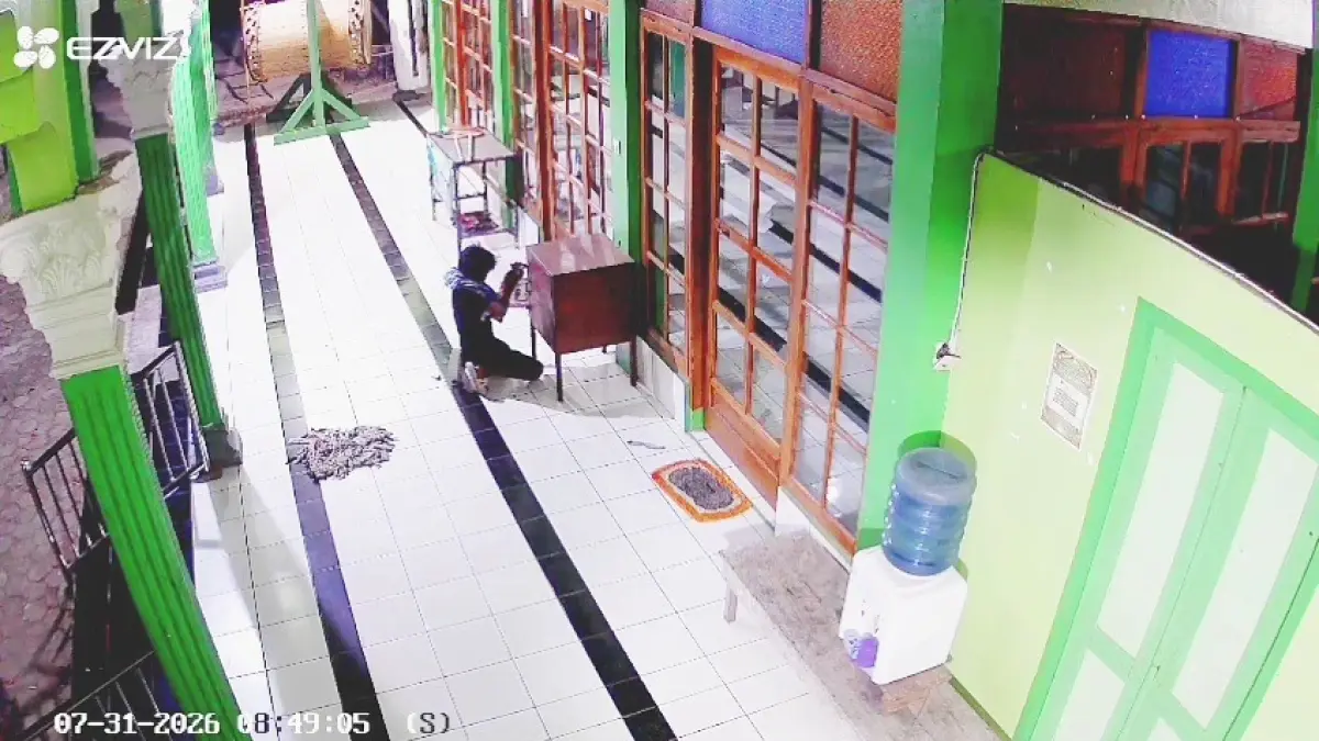 Kotak amal Masjid Sumber Agung di Desa Kedunggudel, Widodaren, diduga dibobol tiga anak di bawah umur. Aksi tersebut terekam CCTV. Foto: Asep Syaeful Bachri/Jawa Pos Radar Ngawi