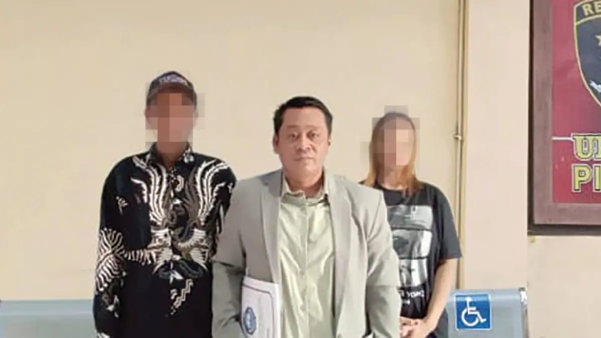 Pelapor bersama korban didampingi kuasa hukum melaporkan dugaan persetubuhan ke Unit PPA Satreskrim Polres Pacitan. Foto: Istimewa