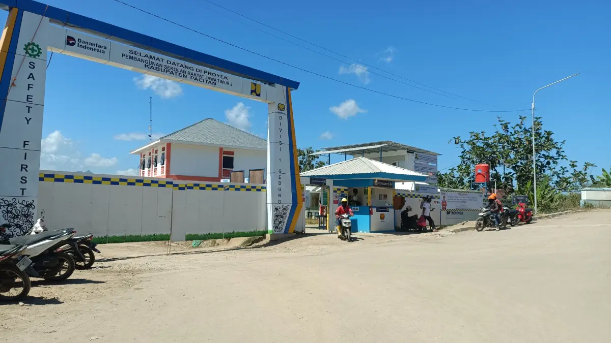 Pembangunan Sekolah Rakyat Terintegrasi di Kelurahan Sidoharjo, Pacitan, terus dikebut. Proyek yang belum rampung membuat pelaksanaan MPLS ditunda. Foto: Nur Cahyono/Jawa Pos Radar Pacitan