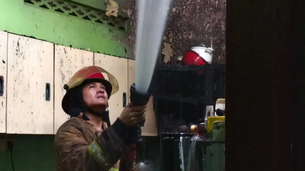 Petugas Damkarmat Satpol PP Ngawi memadamkan dua kebakaran yang menghanguskan dapur rumah warga di Jururejo dan Katikan dalam sehari. Foto: Asep Syaeful Bachri/Jawa Pos Radar Ngawi