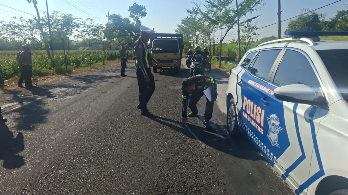 Petugas Satlantas Polres Magetan melakukan olah TKP kecelakaan beruntun yang melibatkan empat sepeda motor di Jalan Ngariboyo–Kawedanan, Rabu (5/8). Foto: Satlantas Polres Magetan