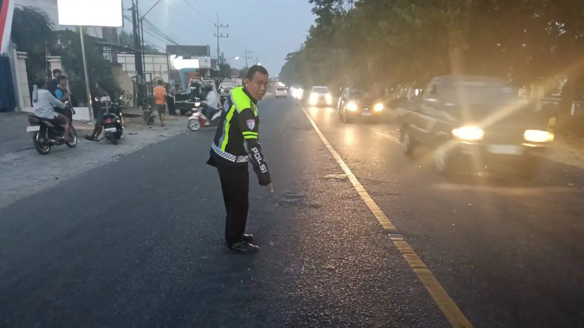 Petugas Satlantas Polres Magetan melakukan olah TKP kecelakaan yang melibatkan dua sepeda motor dan sebuah mobil di Maospati. Foto: Satlantas Polres Magetan