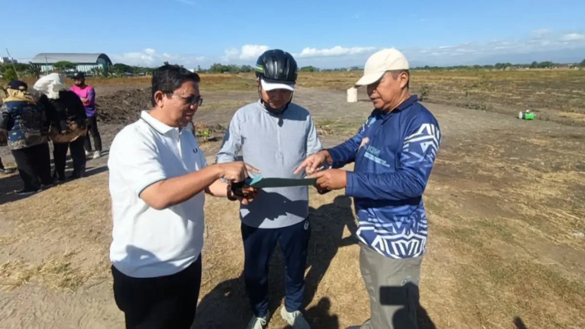 Plt Wali Kota Madiun F. Bagus Panuntun meninjau calon lokasi pembangunan Sekolah Rakyat di kawasan Peceland, Kelurahan Nambangan Lor, yang telah mendapat persetujuan dari pemerintah pusat. Foto: Dok Jawa Pos Radar Madiun