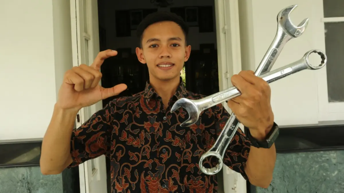 Randy Dwiki Saputra, teknisi CUN Motor Madiun, meraih juara I kategori Teknisi Pit Reguler pada Astra Honda Motor Technical Skill Contest (AHM-TSC) 2026. Foto: Bagas Bimantara/Jawa Pos Radar Madiun