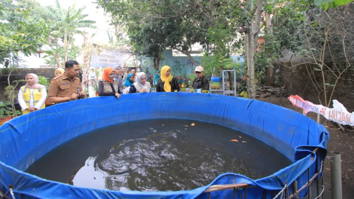 Tim penilai Program Berseri Jawa Timur meninjau langsung kondisi lingkungan di Kelurahan Magetan sebagai bagian dari proses verifikasi lapangan kategori Madya. Foto: Aji Putra/Radar Magetan