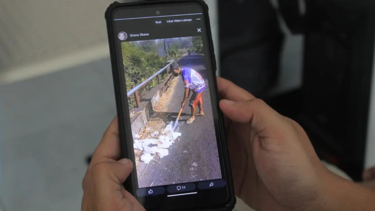 Warga membersihkan sampah dan popok sekali pakai yang berserakan di Jembatan Desa Pingkuk, Kecamatan Bendo. Aksi tersebut viral di media sosial. Foto: Aji Putra/Radar Magetan