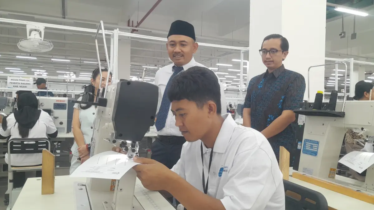Bupati Ngawi Ony Anwar Harsono mengecek pelaksanaan pelatihan pemagangan kerja kejuruan menjahit upper sepatu di PT Sintec Industri Indonesia, Desa Kartoharjo. Asep Syaeful Bachri/Jawa Pos Radar Ngawi