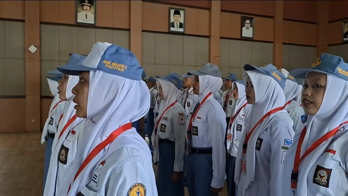 Dua siswa SRMA 46 Pacitan terpilih sebagai anggota paskibra kabupaten untuk upacara HUT RI ke-81. Foto: Istimewa