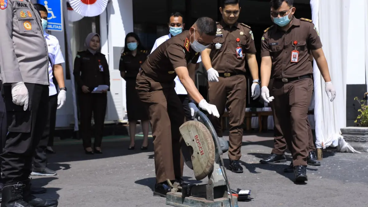 Kejari Kabupaten Madiun memusnahkan barang bukti perkara inkrah, termasuk sabu dan sejumlah barang elektronik. Foto: Kejari Kabupaten Madiun for Radar Caruban