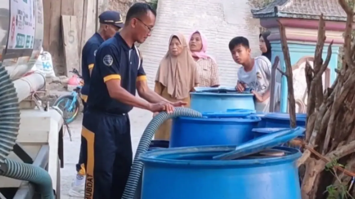 Petugas BPBD Pacitan mendistribusikan bantuan air bersih ke sejumlah desa yang mulai terdampak kekeringan. Foto: BPBD untuk Jawa Pos Radar Pacitan