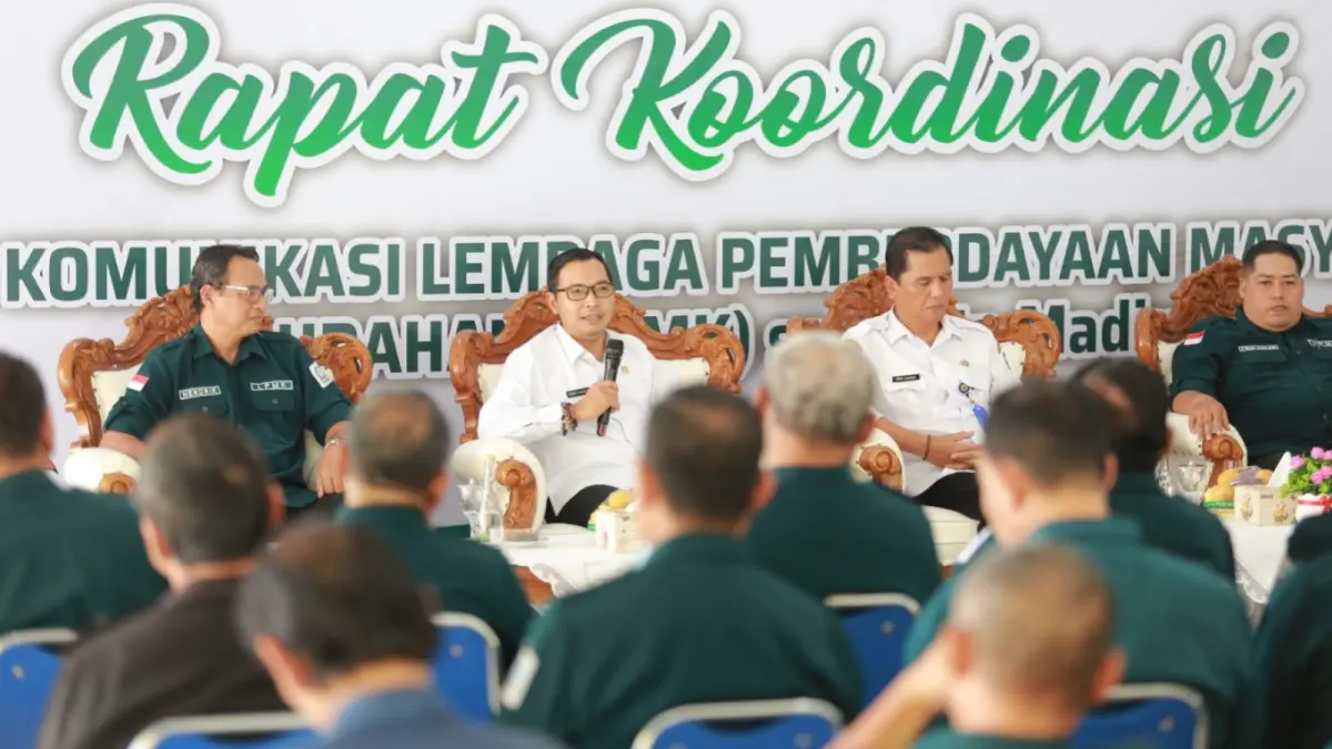 Plt Wali Kota Madiun F. Bagus Panuntun berdiskusi dengan LPMK terkait program pilah sampah dari rumah untuk mengurangi beban TPA Winongo. Foto: Bagas Bimantara/Jawa Pos Radar Madiun