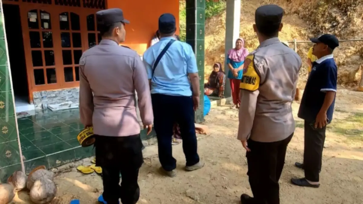 Polisi melakukan olah TKP pencurian perhiasan emas senilai Rp 350 juta di rumah warga Tulakan, Pacitan. Foto: Istimewa