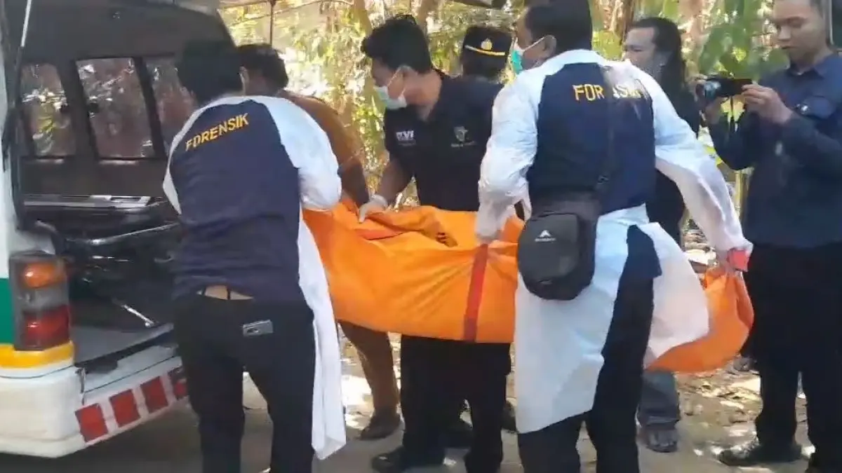 Polisi mengevakuasi jasad Karti, 60, warga Wonokerto, Kedunggalar, Ngawi, yang diduga dibunuh anaknya, Kamis (6/8). (ASEP SYAEFUL/RADAR MADIUN)