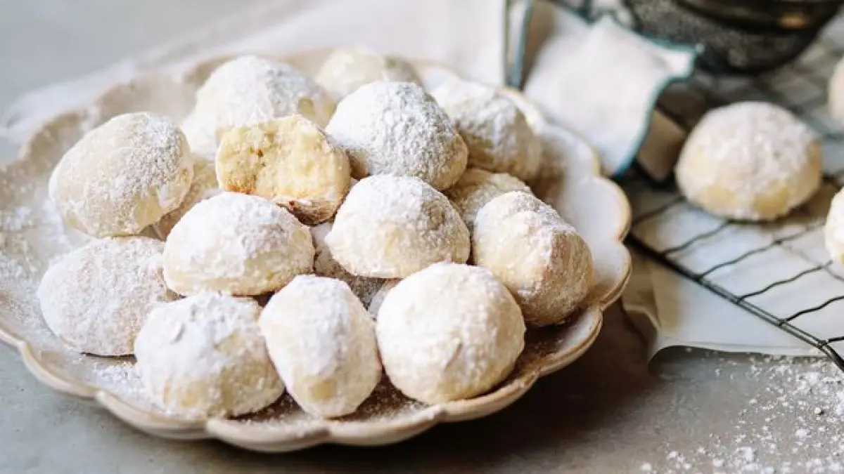 Polvorones, kue kering khas Meksiko dengan tekstur rapuh dan rasa manis dari kayu manis.