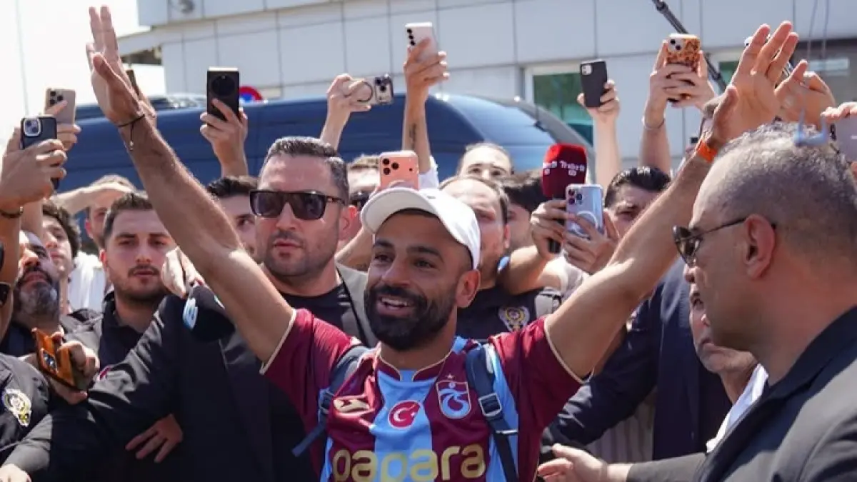 Salah saat diperkenalkan ke fans Trabzonspor.