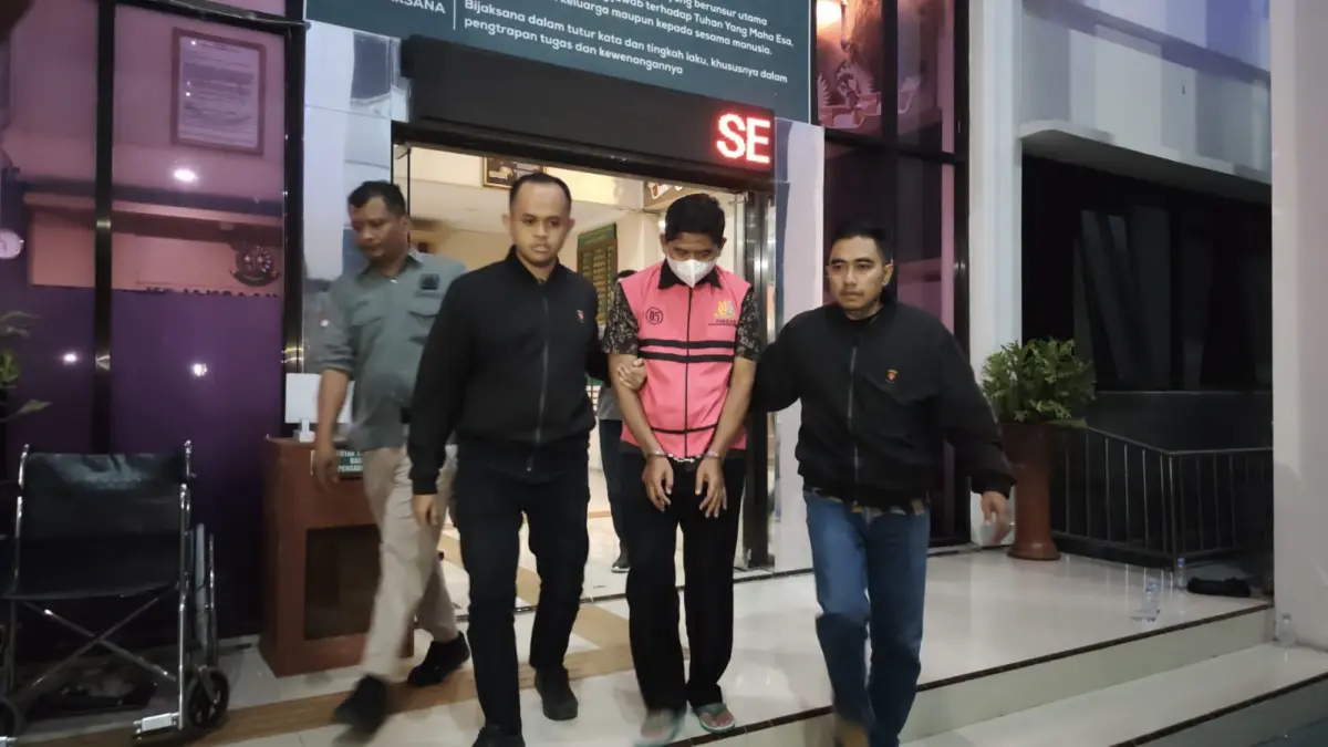 Tersangka S.N., Ketua DPRD Ponorogo periode 2019–2024, digelandang petugas Kejari Ponorogo menuju Rutan Kelas IIB Ponorogo usai ditetapkan sebagai tersangka dugaan korupsi tunjangan perumahan anggota DPRD.
Foto: Sugeng Dwi/Jawa Pos Radar Ponorogo