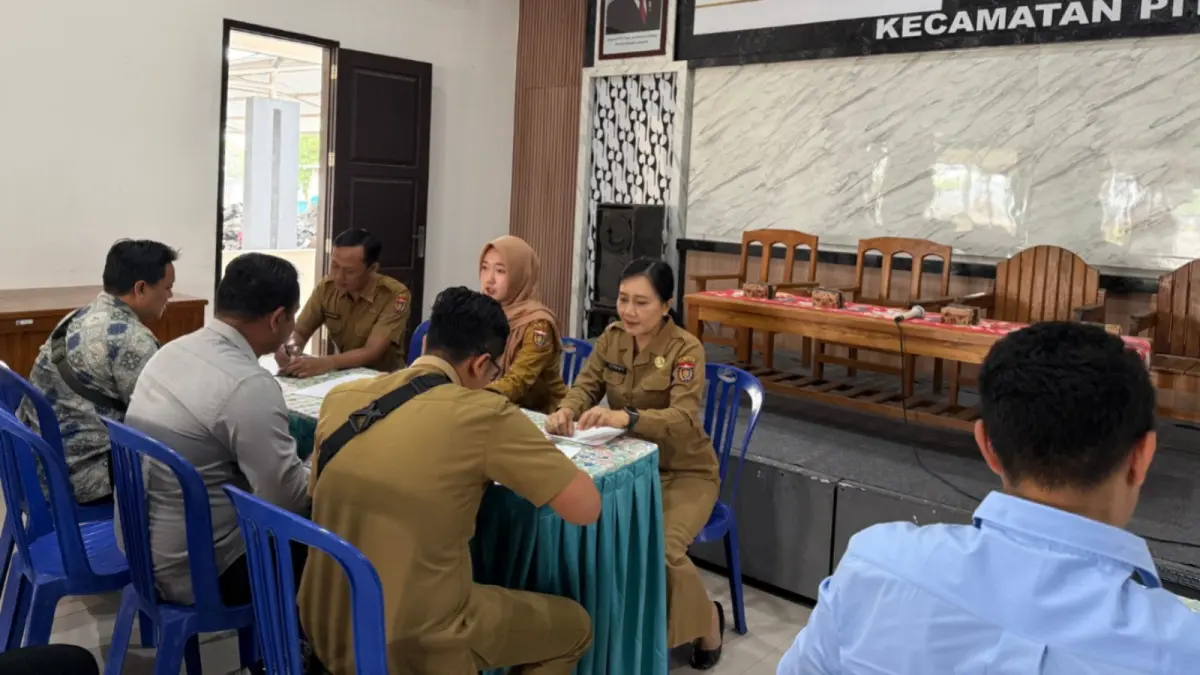 Tim Bakeu Ngawi melakukan monitoring dan evaluasi penerimaan PBB-P2 di Kantor Kecamatan Pitu untuk mempercepat realisasi pajak daerah. Bakeu Ngawi for Jawa Pos Radar Ngawi