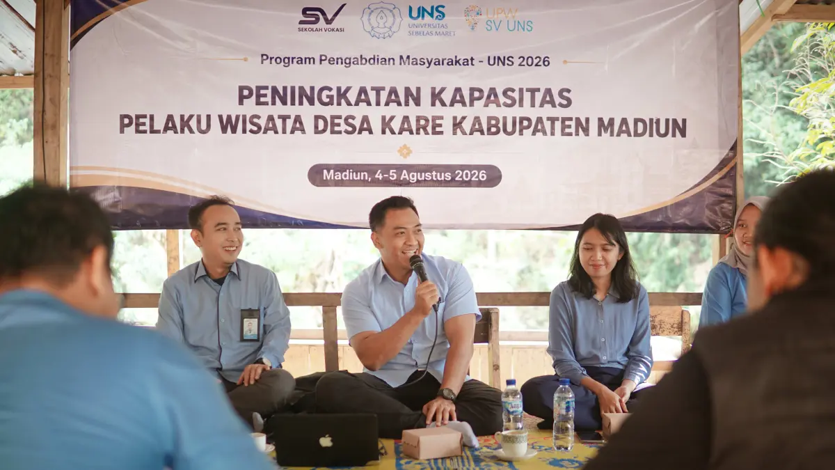 UNS Surakarta melatih pelaku wisata Desa Kare, Kabupaten Madiun, melalui program pengabdian masyarakat untuk meningkatkan kualitas layanan dan promosi digital.