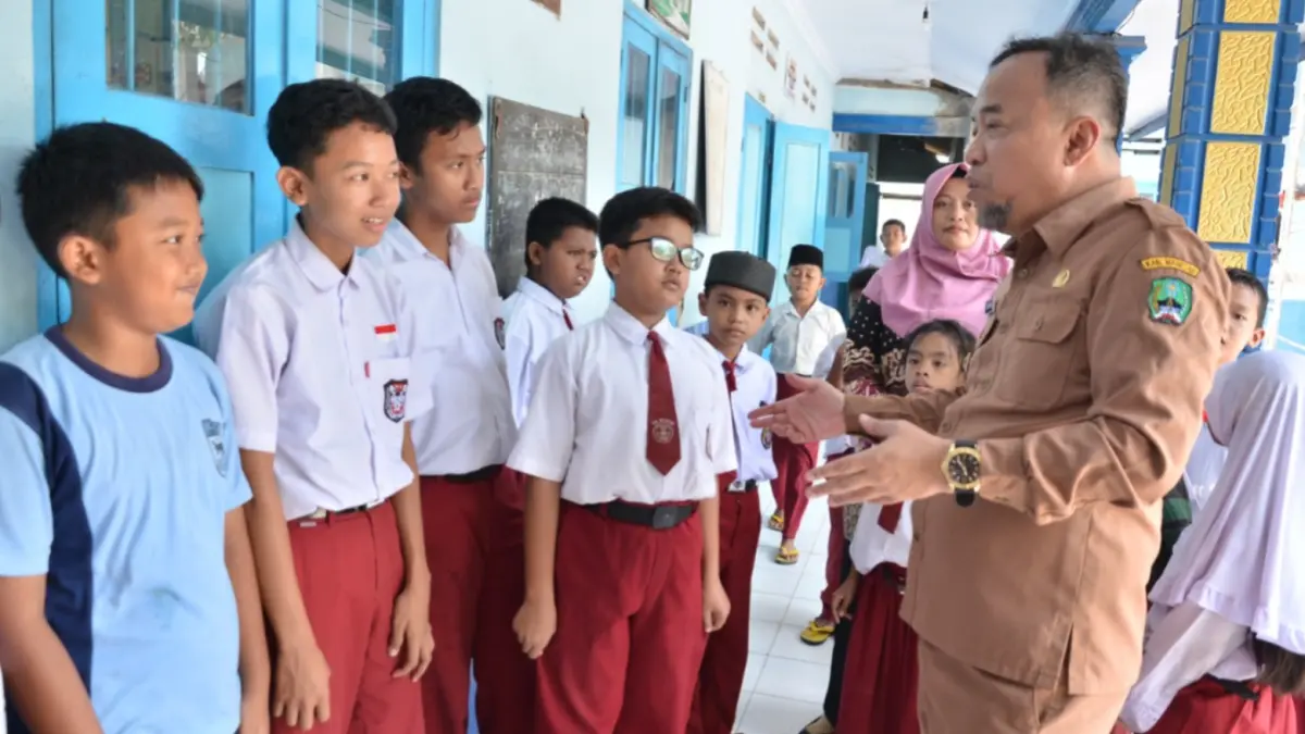 Wabup Magetan Suyatni Priasmoro berdiskusi dengan siswa tentang pengelolaan sampah di lingkungan sekolah. Foto: Prokopim untuk Radar Magetan