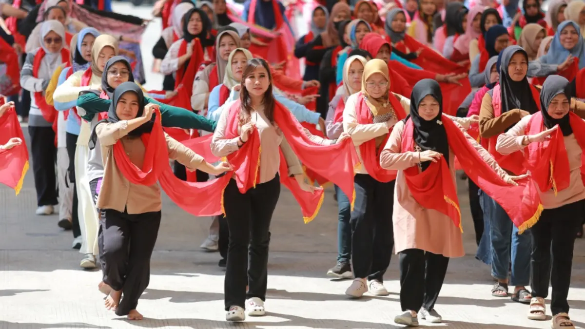Warga Kota Madiun berlatih Tari Beksan Parisuko untuk tampil dalam acara Madiun Menari di Jalan Pahlawan pada 29 Agustus. Foto: Bagas Bimantara/Jawa Pos Radar Madiun