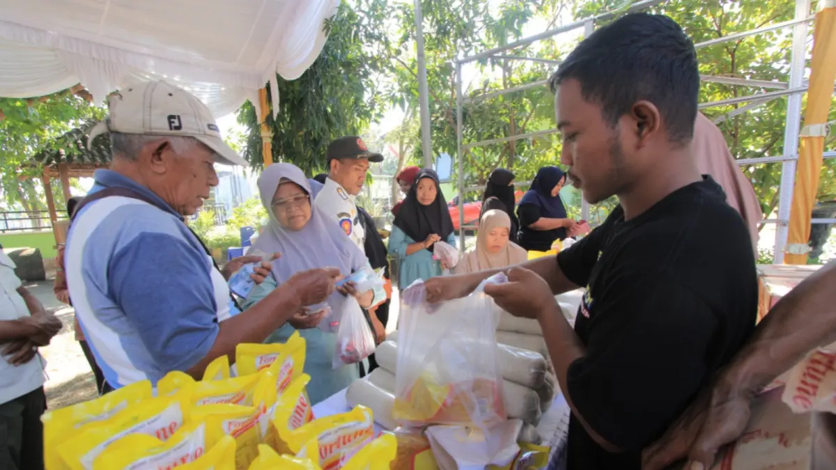 Warga menyerbu pasar murah yang digelar Pemkab Magetan di halaman Kantor Kecamatan Kartoharjo untuk mendapatkan kebutuhan pokok bersubsidi. Foto: Aji Putra/Radar Magetan
