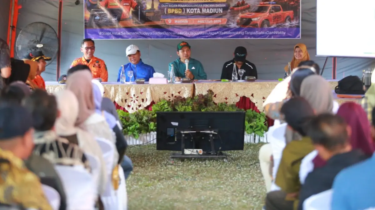 CEGAH KEBAKARAN: Plt Wali Kota Madiun F. Bagus Panuntun memberikan edukasi mengenai ancaman kebakaran lahan saat musim kemarau kepada masyarakat di Lapangan Kanigoro, Kota Madiun, Kamis (6/8). (Bagas Bimantara/Jawa Pos Radar Madiun)