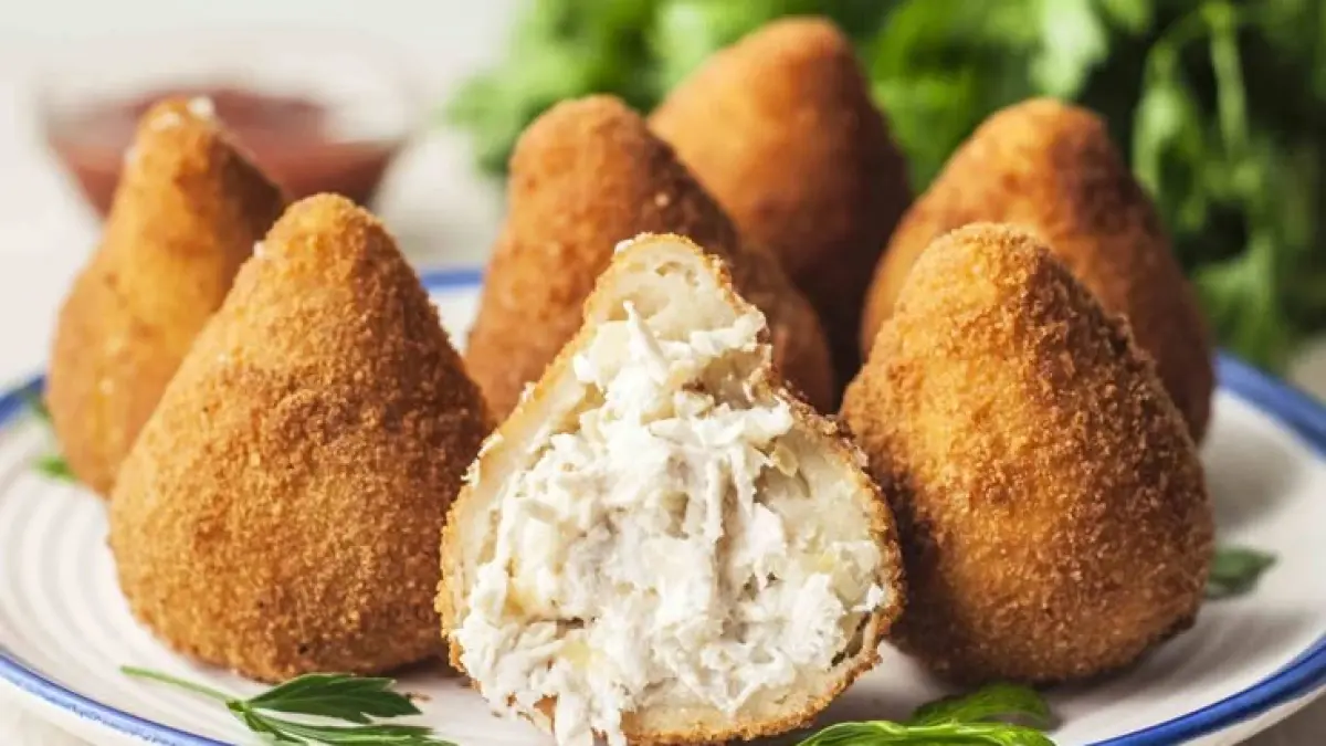 Coxinha, camilan ayam khas Brasil dengan kulit renyah dan isian yang gurih.