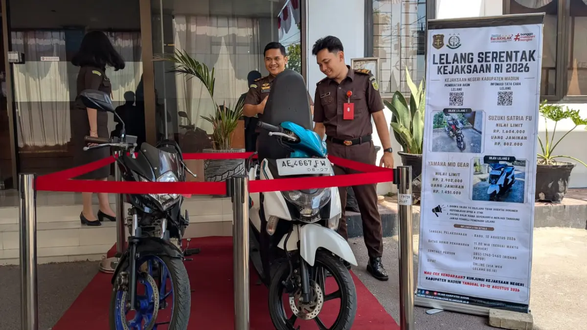 DILELANG: Dua sepeda motor rampasan negara yang telah berkekuatan hukum tetap bakal dilelang Kejari Kabupaten Madiun pada 11 Agustus melalui sistem lelang elektronik. (Dian Rahayu/Jawa Pos Radar Caruban)