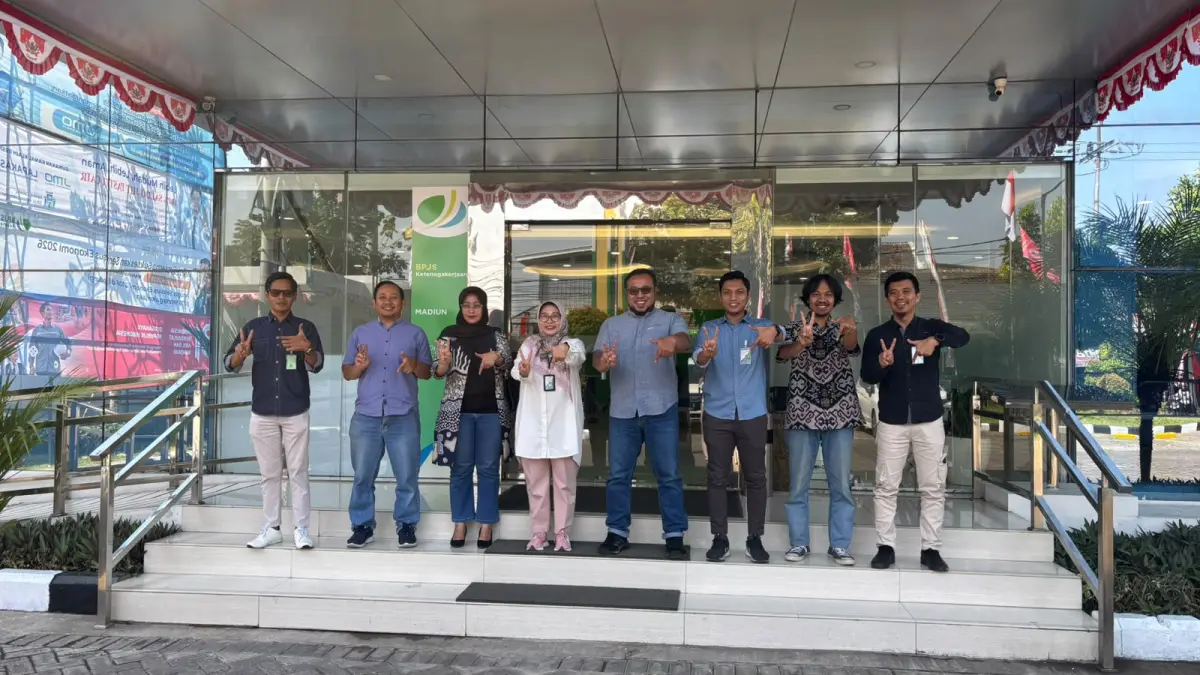 Direktur Jawa Pos Radar Madiun Ockta Prana (empat dari kanan) bersama Kepala Kantor BPJS Ketenagakerjaan Cabang Madiun Sevy Renita Setyaningrum (empat dari kiri) dan jajarannya.