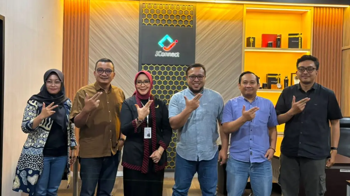 Direktur Jawa Pos Radar Madiun Ockta Prana (tiga dari kanan) bersama Pemimpin Cabang Bank Jatim Ponorogo Siti Herminingsih (tiga dari kiri).