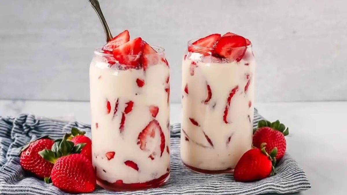 Fresas con crema, dessert Meksiko dengan stroberi segar dan saus krim manis. 