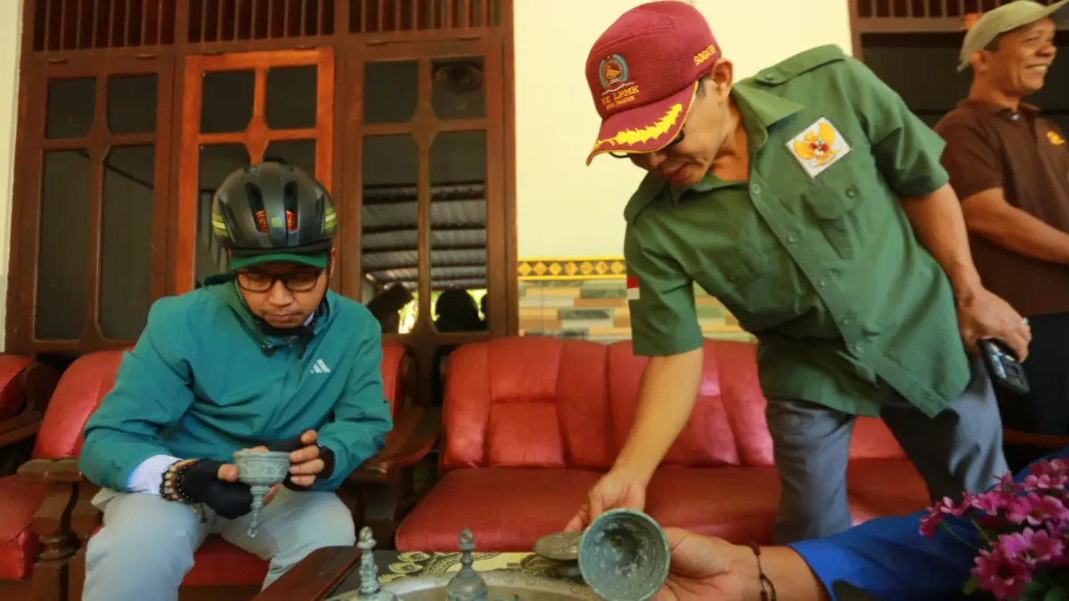 HERITAGE: Plt Wali Kota Madiun F. Bagus Panuntun meninjau salah satu situs sejarah di kawasan Patihan dan Sogaten yang akan diinventarisasi untuk pelestarian dan pengembangan wisata budaya. (Bagas Bimantara/Jawa Pos Radar Madiun)