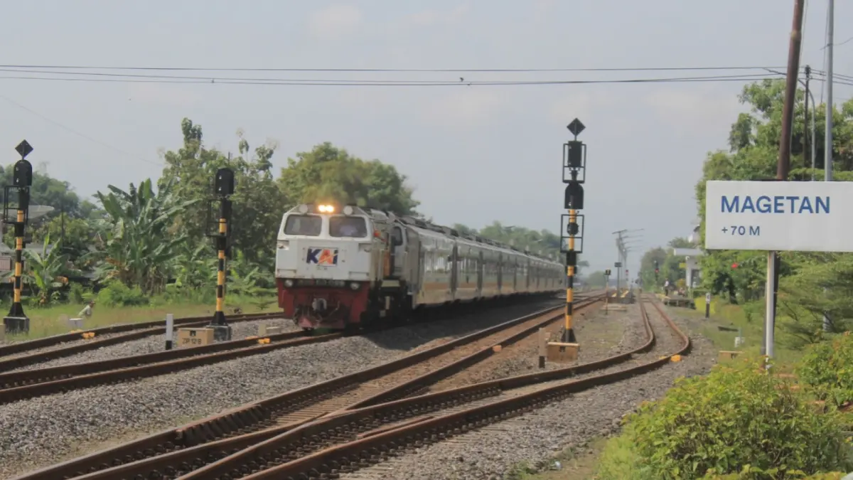 JAGA KESELAMATAN: Kereta api melintas di kawasan Stasiun Magetan. Petugas Dishub Magetan rutin mengecek sistem palang pintu dan fasilitas keselamatan di empat perlintasan sebidang yang menjadi kewenangannya. (Aji Putra/Jawa Pos Radar Magetan)
