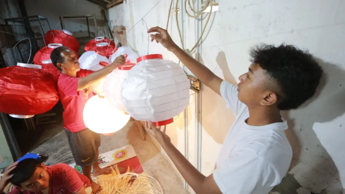 KAMPUNG KREATIF: Warga RW 14 Jalan Kaswari, Kelurahan Nambangan Kidul, Kota Madiun menghias jalan kampung dengan lampion dan beragam karya seni bambu untuk menyambut HUT ke-81 RI. (Bagas Bimantara/Jawa Pos Radar Madiun)