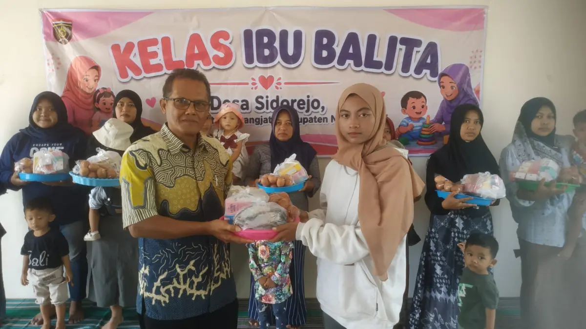 Kepala Desa Sidorejo Suprapto bersama ibu balita dan kader posyandu usai penyerahan makanan tambahan dalam kegiatan Kelas Ibu Balita.