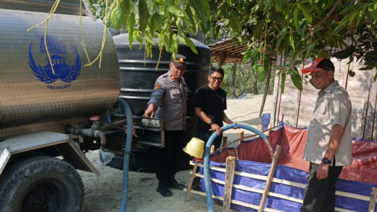 PASOK AIR: Petugas melakukan dropping air bersih ke Desa Kiyonten, Kecamatan Kasreman, Kamis (6/8). (Asep Syaeful Bachri/Jawa Pos Radar Ngawi)