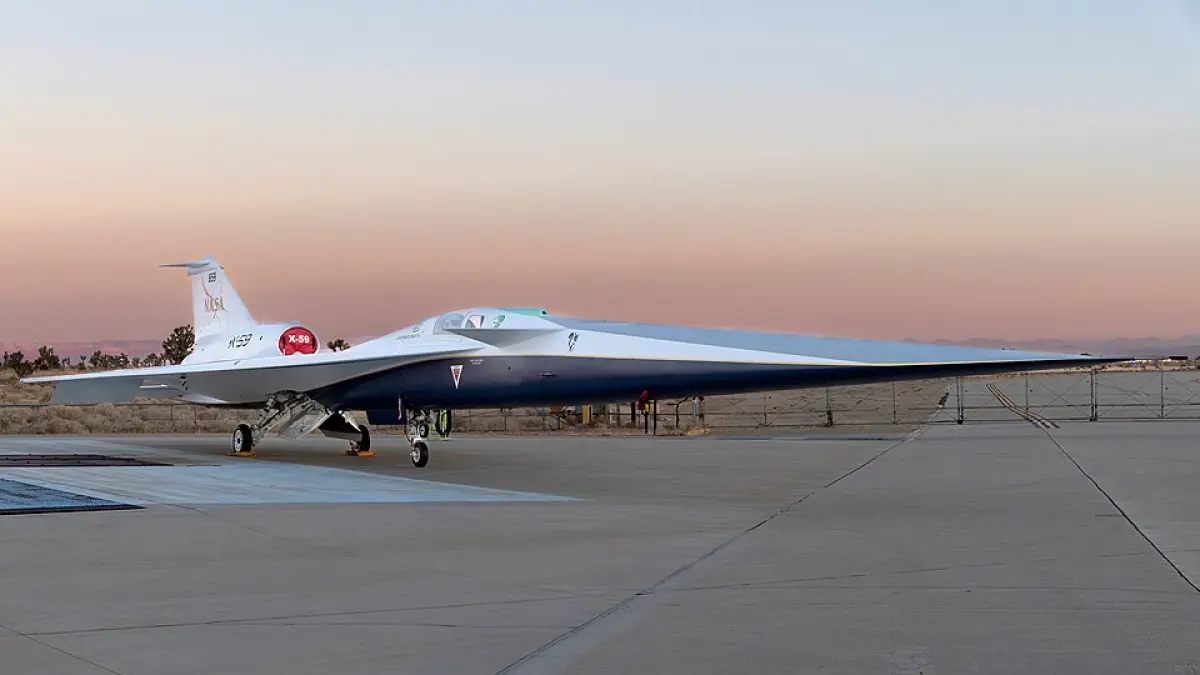 Pesawat eksperimental supersonik senyap X-59 di landasan Lockheed Martin Skunk Works ketika matahari terbi di Palmdale, California, Amerika Serikat. (NASA)