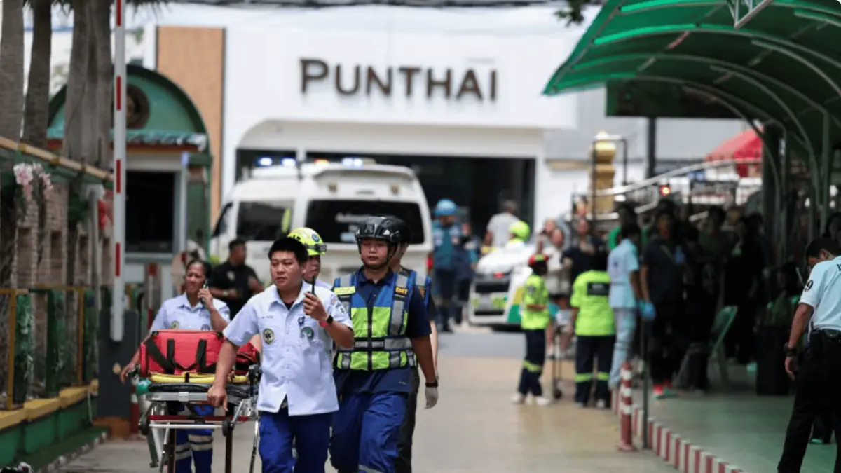 Petugas darurat bekerja di Sekolah Debsirin Nonthaburi, lokasi kejadian penembakan, di distrik Bang Kruai, Provinsi Nonthaburi, di pinggiran Bangkok, Thailand, pada 7 Agustus 2026.
