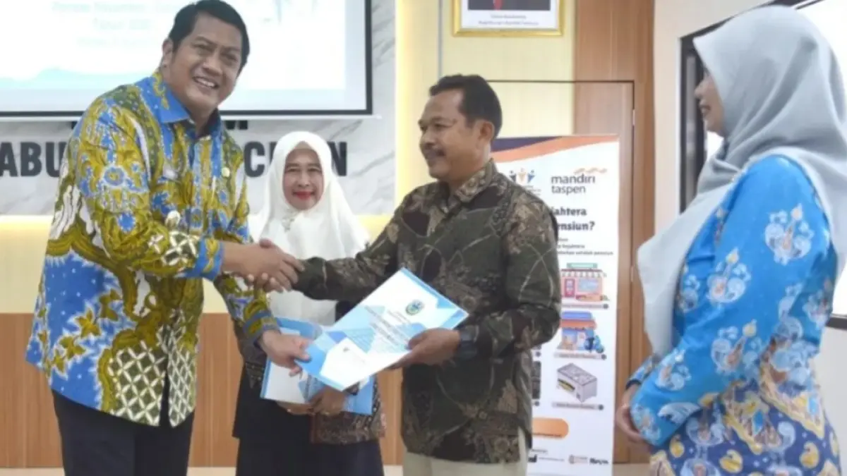 PURNA TUGAS: Wakil Bupati Pacitan Gagarin Sumrambah menyerahkan SK pensiun kepada PNS yang memasuki masa purna tugas periode November–Desember di Pacitan, Kamis (6/8). (Prokopim untuk Jawa Pos Radar Pacitan)