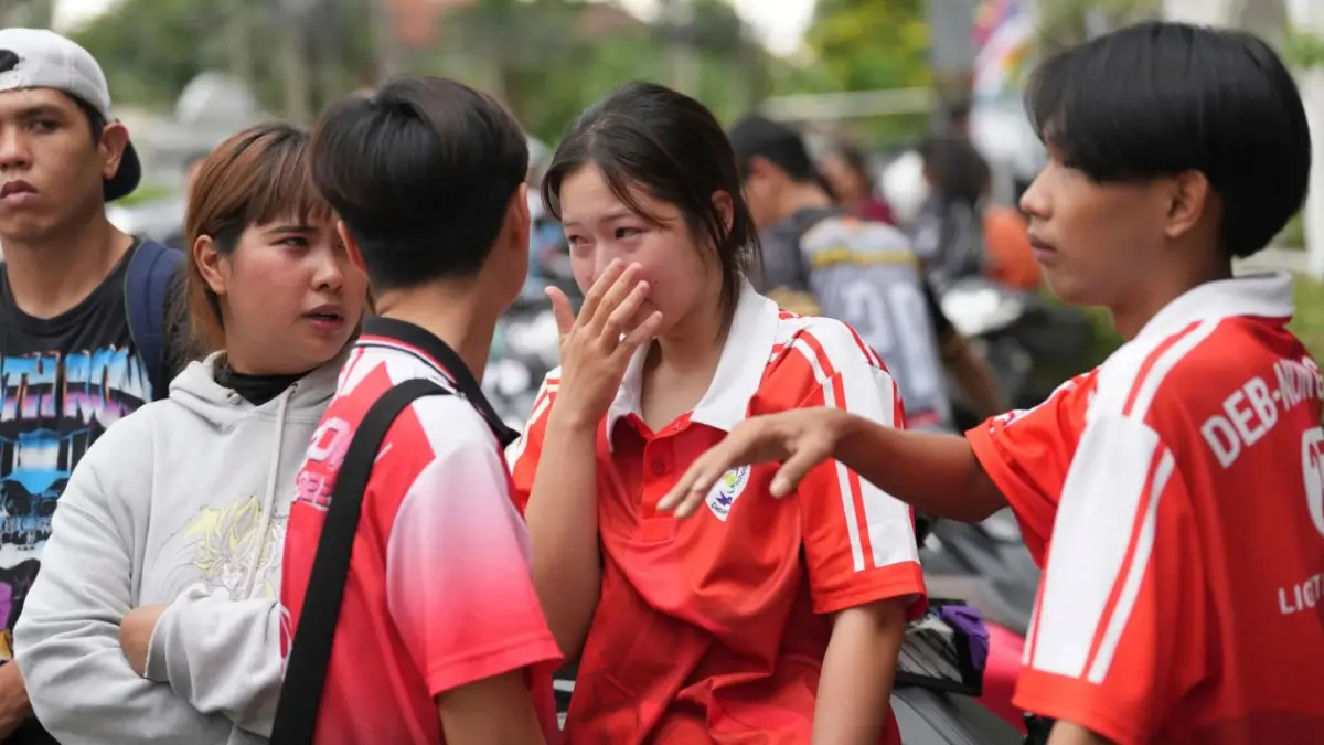 Sejumlah siswa Debsirin menenangkan diri usai proses evakuasi insiden penembakan di sekolahnya, Jumat (7/8). (INFONEWS)