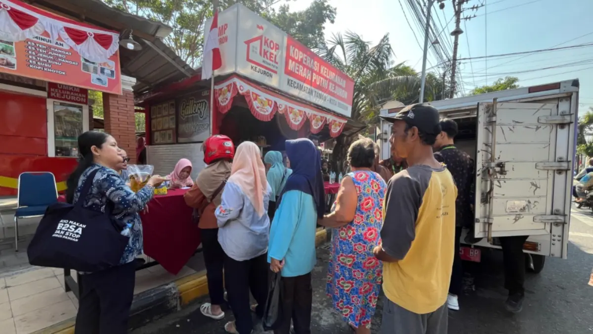 SEMBako MURAH: Warga berdesak-desakan mengantre untuk membeli kebutuhan pokok dengan harga terjangkau dalam Gerakan Pangan Murah (GPM) di Lapangan Gulun, Kota Madiun, Kamis (6/8). (Erlita Herminingsih/Jawa Pos Radar Madiun)