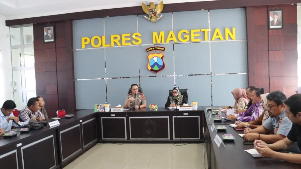 CARI SOLUSI: Kapolres Magetan AKBP Raden Erik Bangun Prakasa memimpin audiensi lintas sektoral membahas anjloknya harga telur di Mapolres Magetan. (Aji Putra/Jawa Pos Radar Magetan)