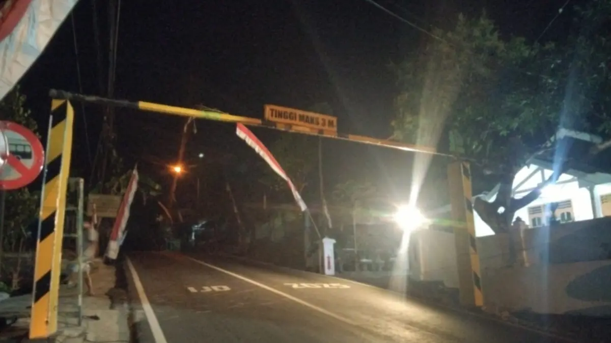 KEMBALI TERPASANG: Portal pembatas tinggi kendaraan di Dusun Bulu, Desa Ngadirejan, Kecamatan Pringkuku, kembali berdiri setelah sebelumnya rusak ditabrak pikap dalam kecelakaan maut. (Nur Cahyono/Jawa Pos Radar Pacitan)
