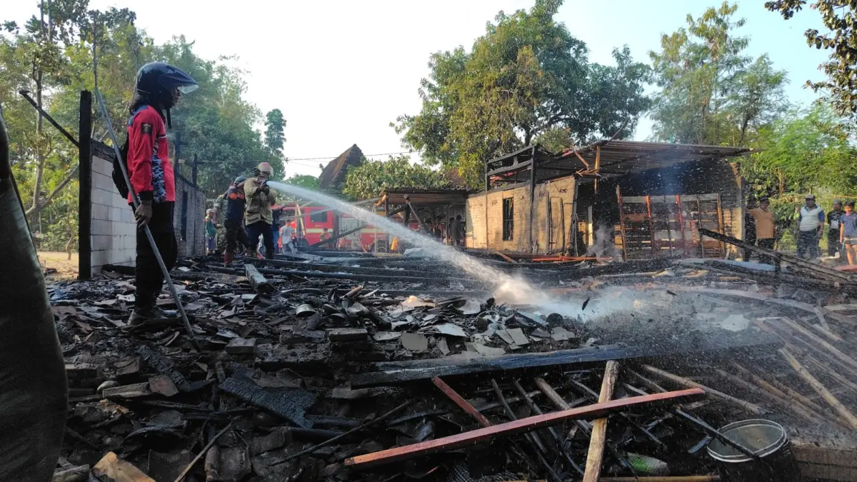 LUDES TERBAKAR: Rumah semi permanen milik Ahmad Choirul Anam di Dusun Semen, Desa Semen, Kecamatan Paron, Ngawi, ludes dilalap api, Jumat (7/8).