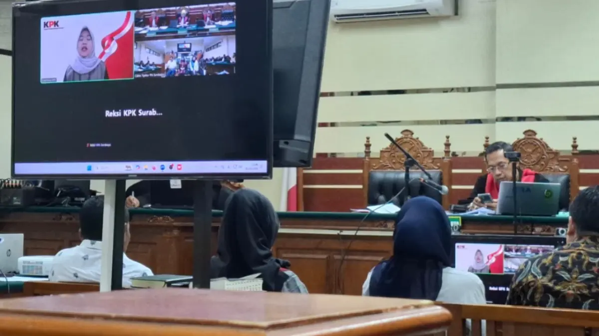 MEJA HIJAU: Sejumlah saksi memberikan keterangan dalam sidang perkara dugaan korupsi dengan terdakwa Wali Kota Madiun nonaktif Maidi bersama dua terdakwa lainnya di Pengadilan Tipikor Surabaya, Kamis (6/8). (Istimewa)