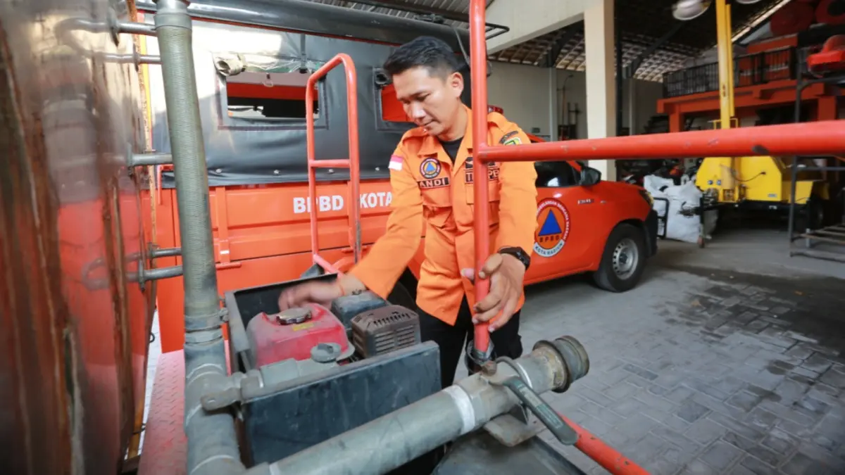 SIAGA KEKERINGAN: Petugas BPBD Kota Madiun menyiagakan personel dan dua tangki air berkapasitas total 10 ribu liter untuk mengantisipasi kebutuhan dropping air bersih selama musim kemarau. (Dok/Jawa Pos Radar Madiun)