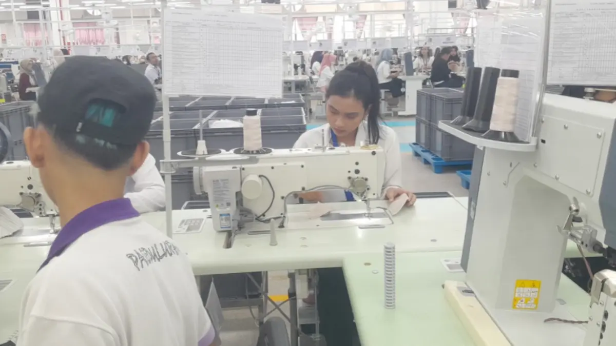 SIAPKAN TENAGA KERJA: Aktivitas pekerja di PT Sintec Industri Indonesia, Ngawi. (Asep Syaeful Bachri/Jawa Pos Radar Ngawi)