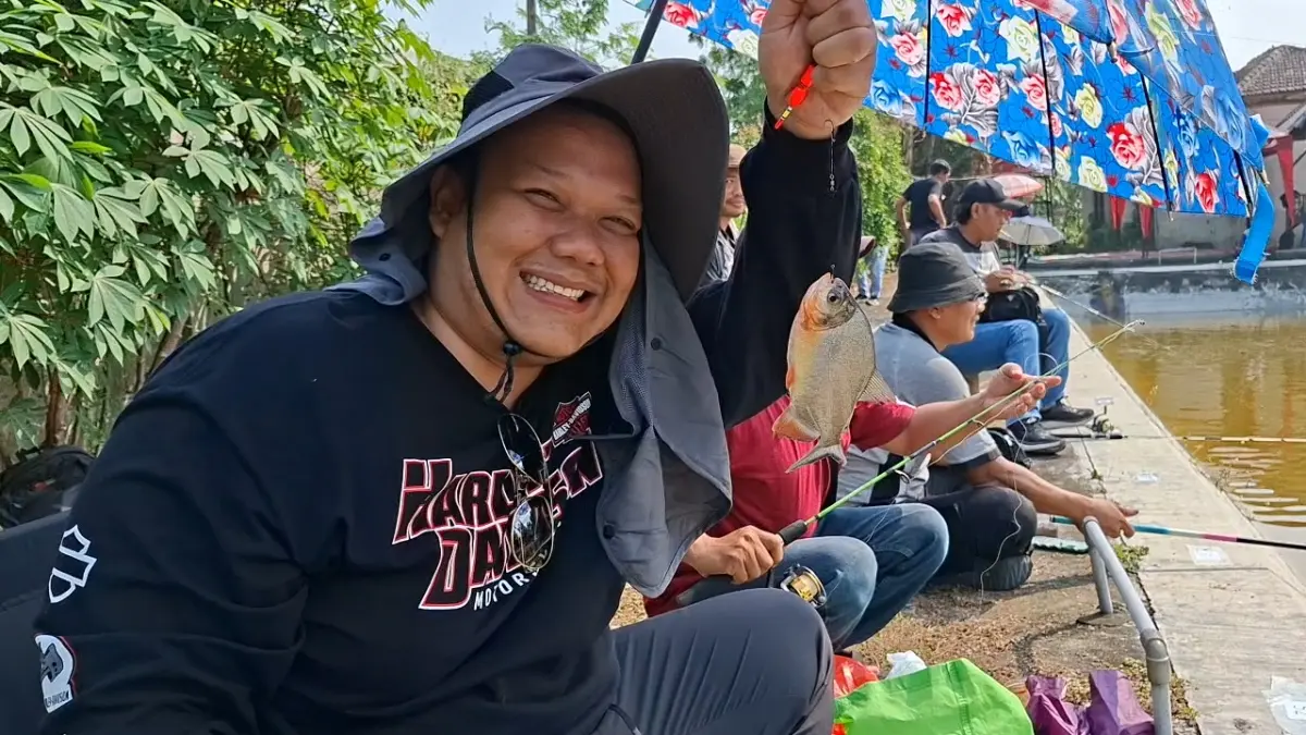 TANPA SEKAT: Kejari Kabupaten Madiun menggelar Mancing Mania bertajuk ’’Satu Kail Berjuta Cerita’’ di Kolam Pancing Kantor Kecamatan Balerejo, Desa Jerukgulung, Sabtu (8/8).