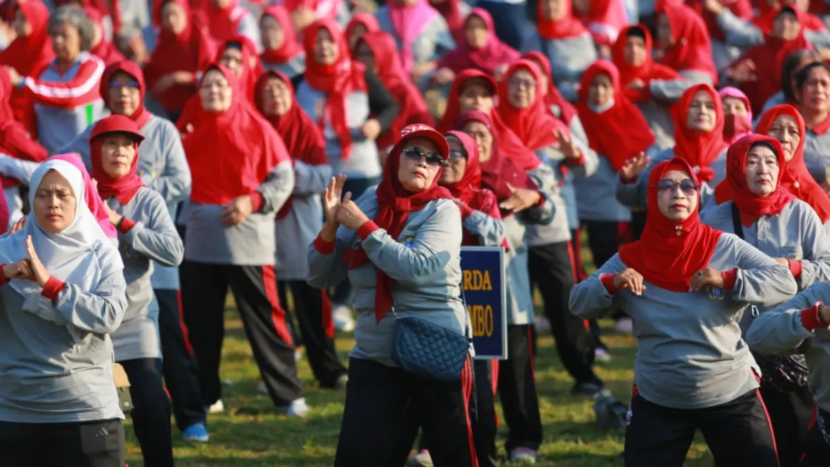 TETAP AKTIF: Para lansia mengikuti senam bersama Plt Wali Kota Madiun F. Bagus Panuntun di Alun-Alun Kota Madiun, Jumat (7/8). (Bagas Bimantara/Jawa Pos Radar Madiun)
