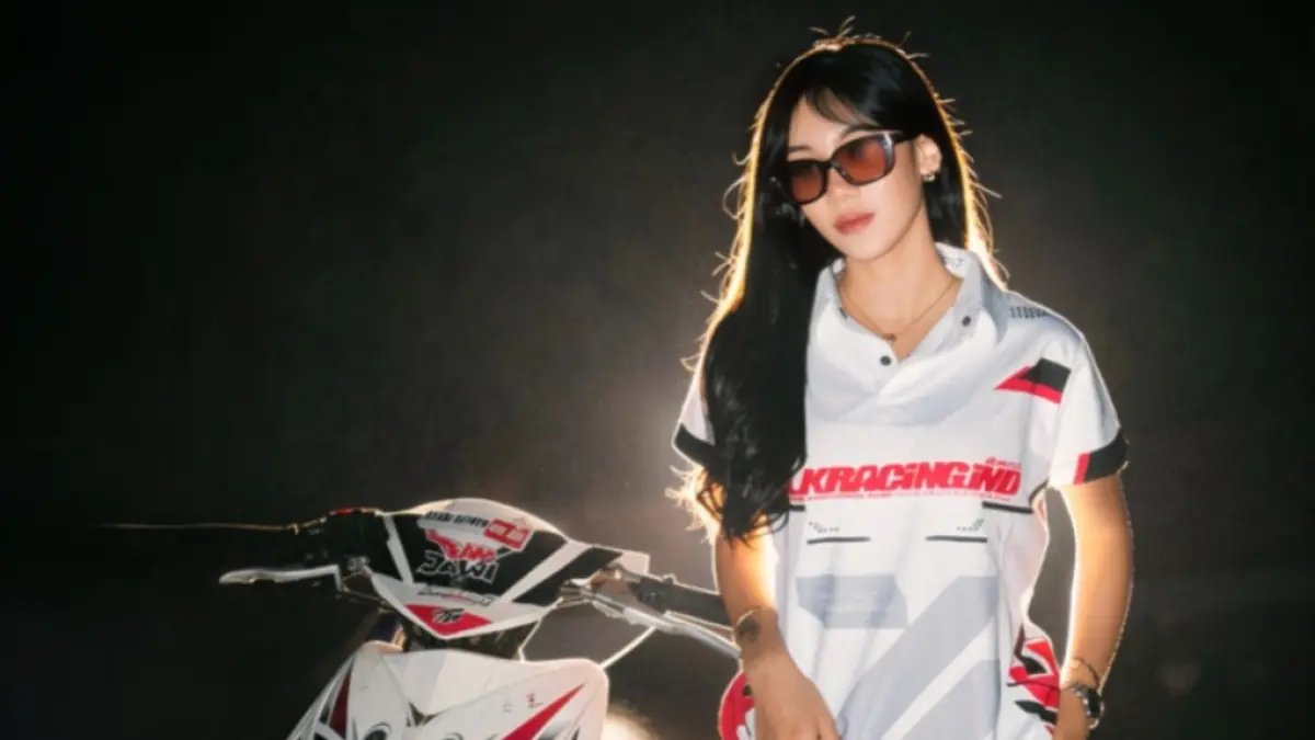 ADU NYALI: Yulia Putri Riana Febiola alias Putriola telah menekuni balap motor sejak usia 15 tahun.